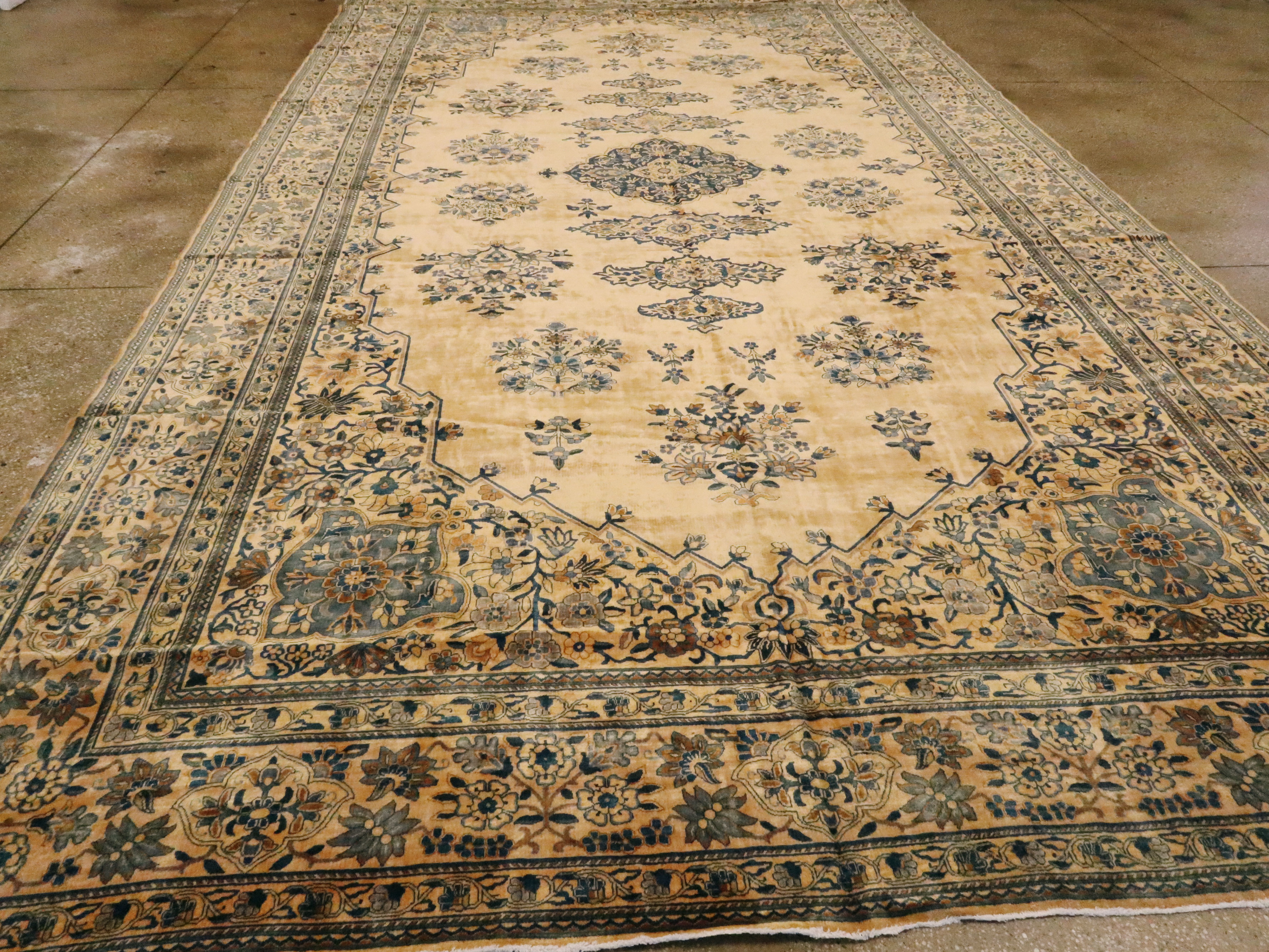 Persian Kashan Carpet, No.10259 - Staging