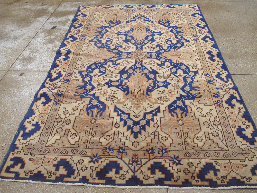 Vintage Indian Lahore Carpet, No.11345 - Staging