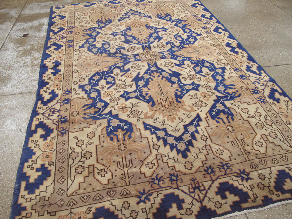 Vintage Indian Lahore Carpet, No.11345 - Staging
