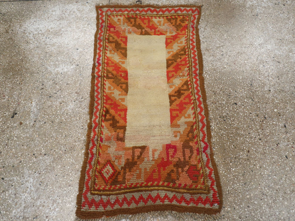 Vintage Continental European Throw Rug, No.12153 - Staging