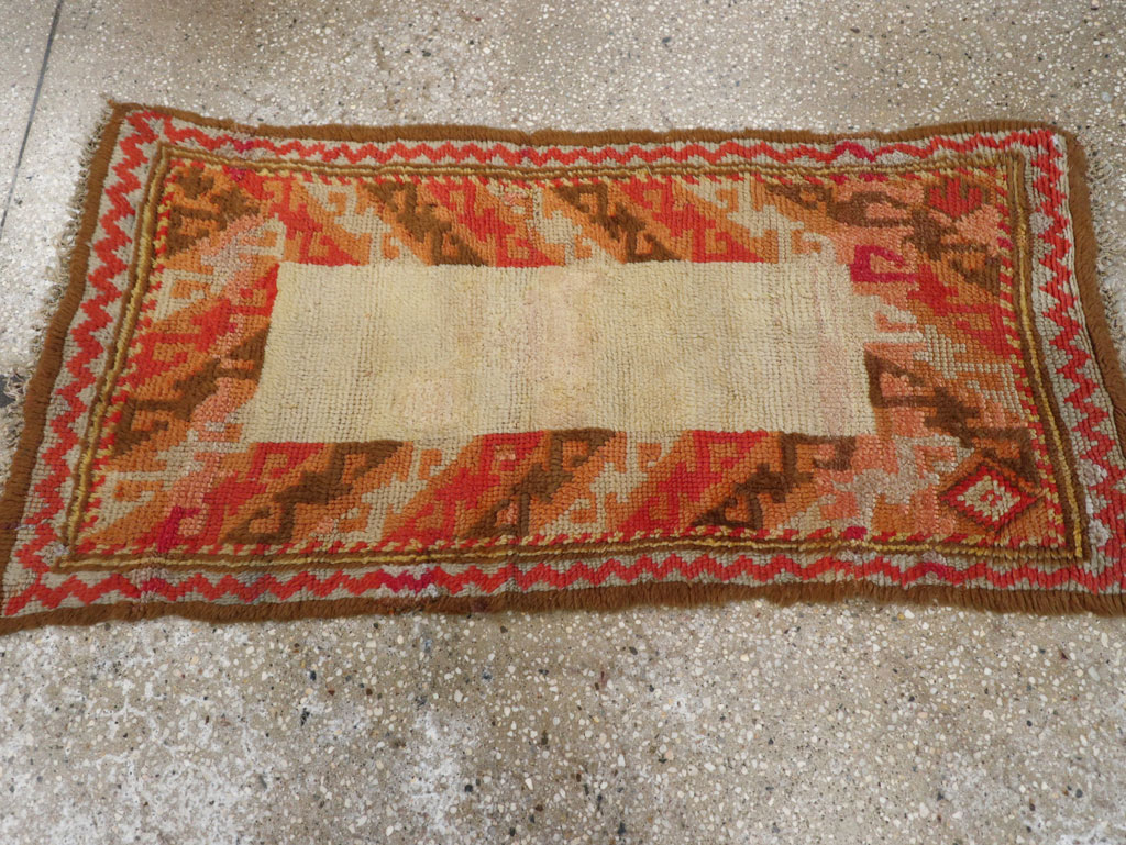 Vintage Continental European Throw Rug, No.12153 - Staging