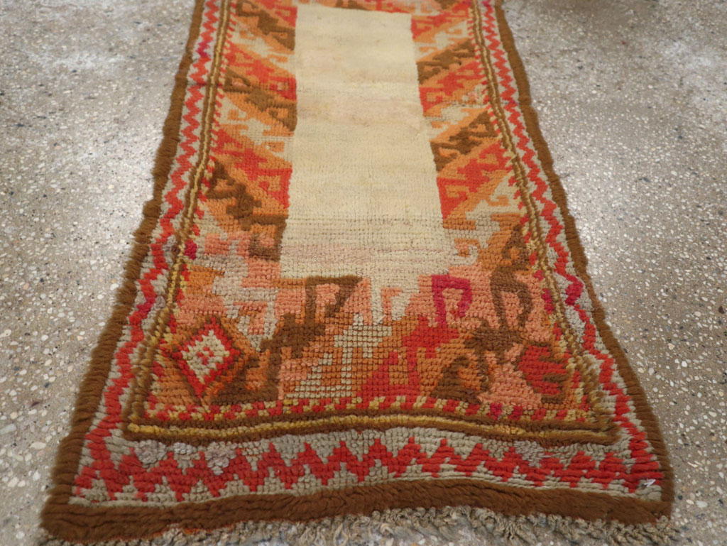 Vintage Continental European Throw Rug, No.12153 - Staging