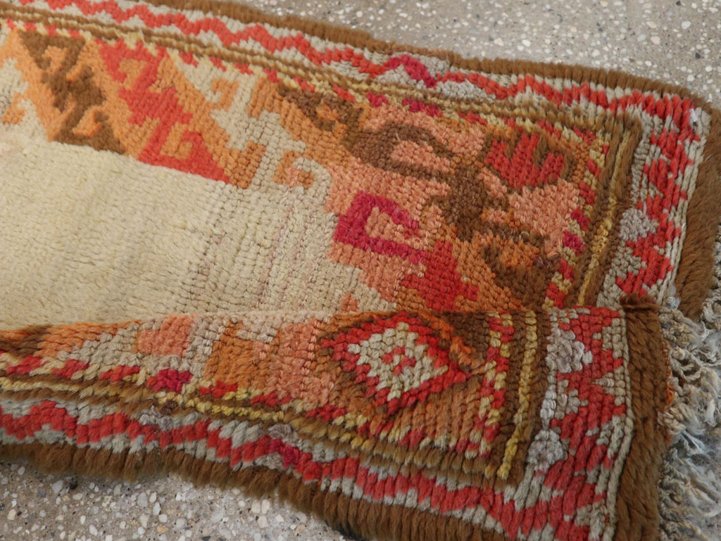 Vintage Continental European Throw Rug, No.12153 - Staging