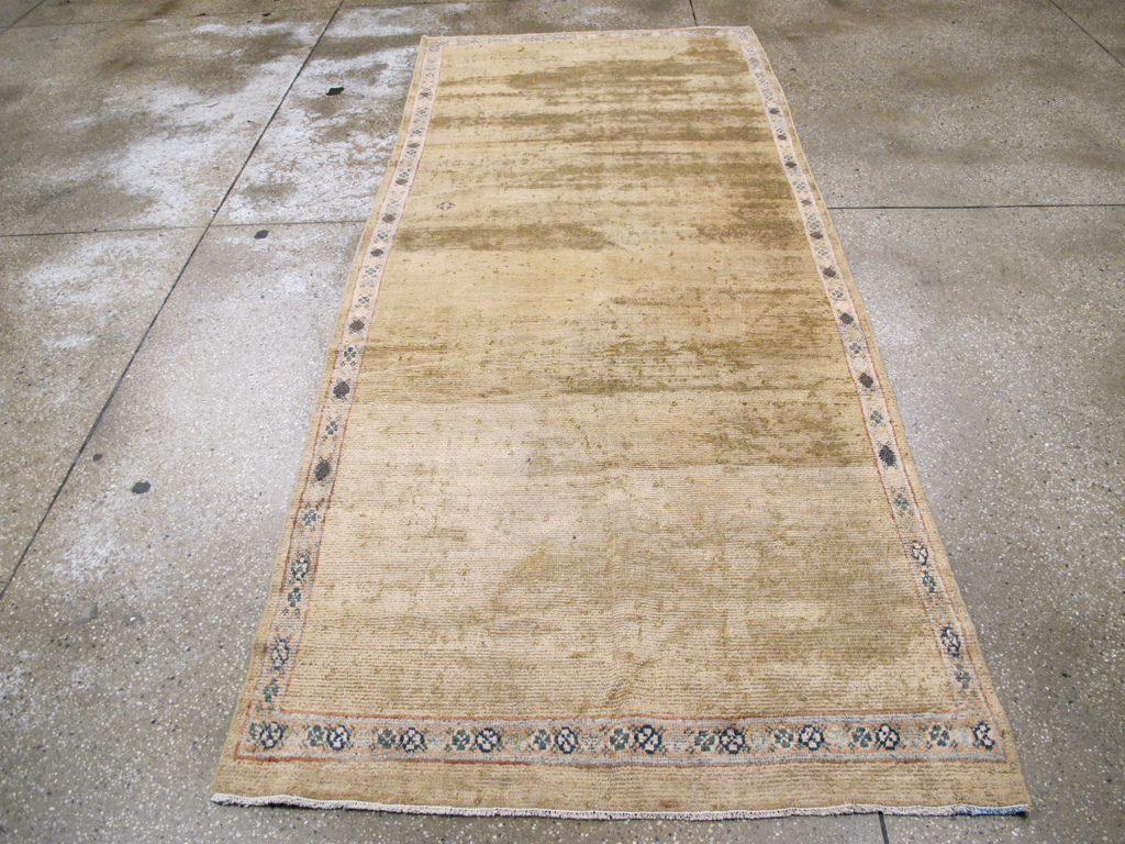 Antique Persian Mahal Rug, No.13272 - Staging
