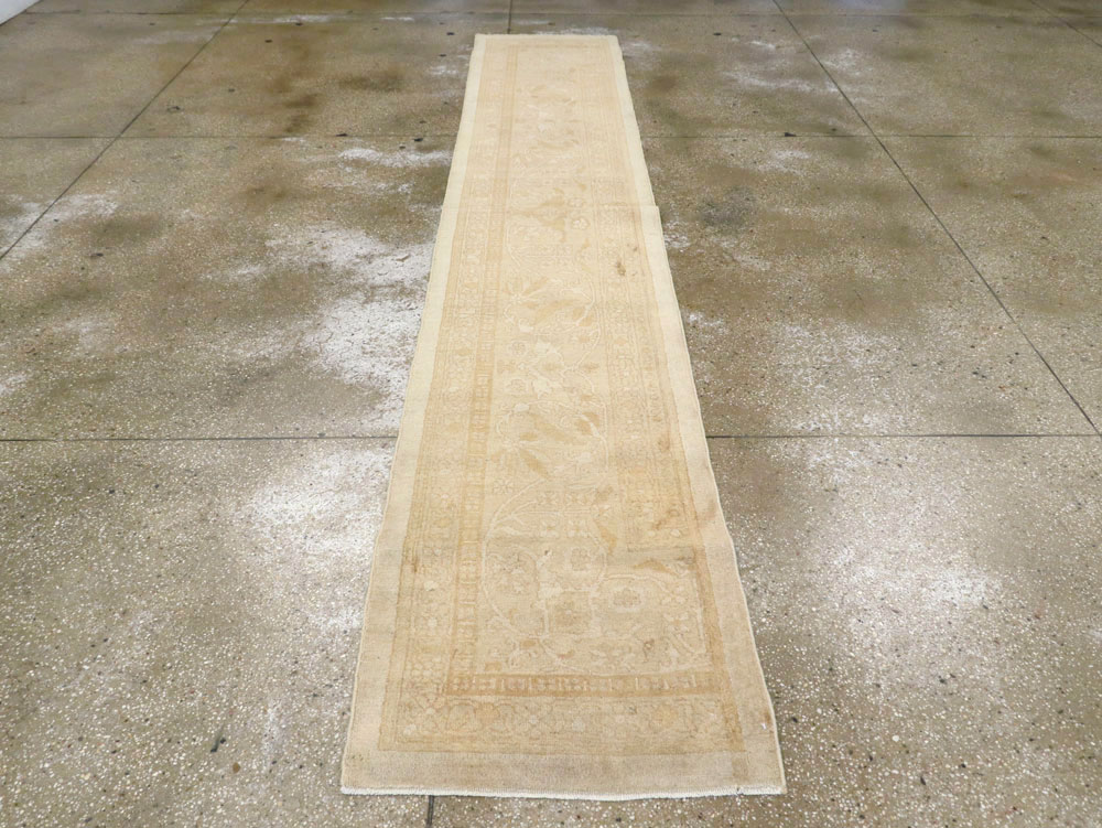 Vintage Indian Agra Runner, No.15725 - Staging