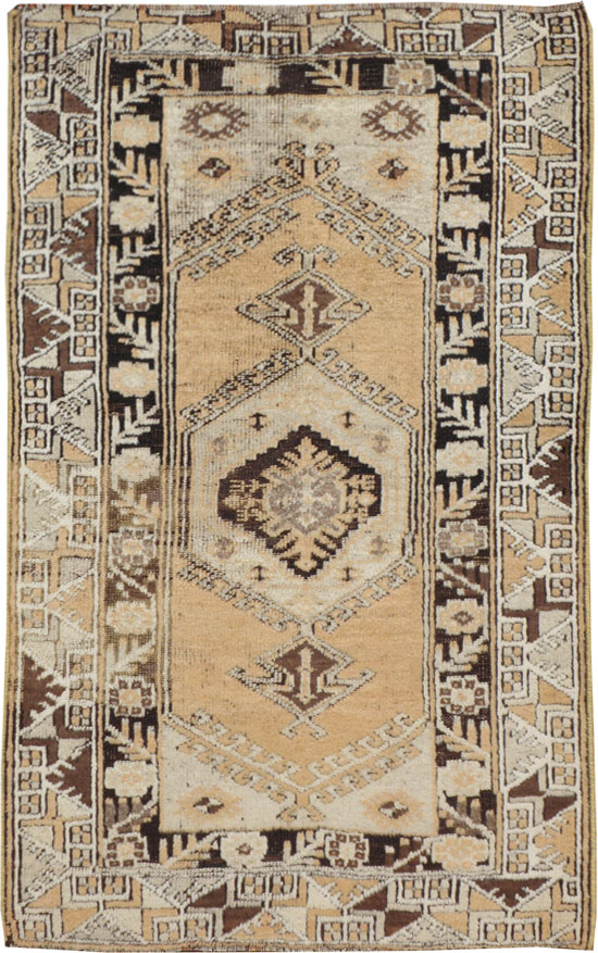 Vintage Turkish Ghiordes Rug, No.16195 - Staging