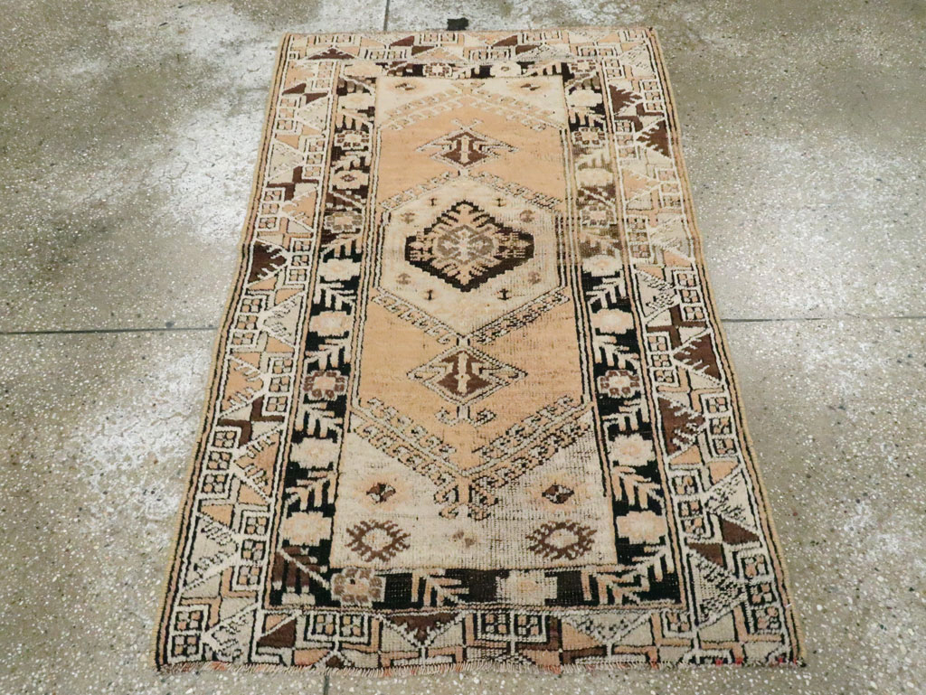 Vintage Turkish Ghiordes Rug, No.16195 - Staging