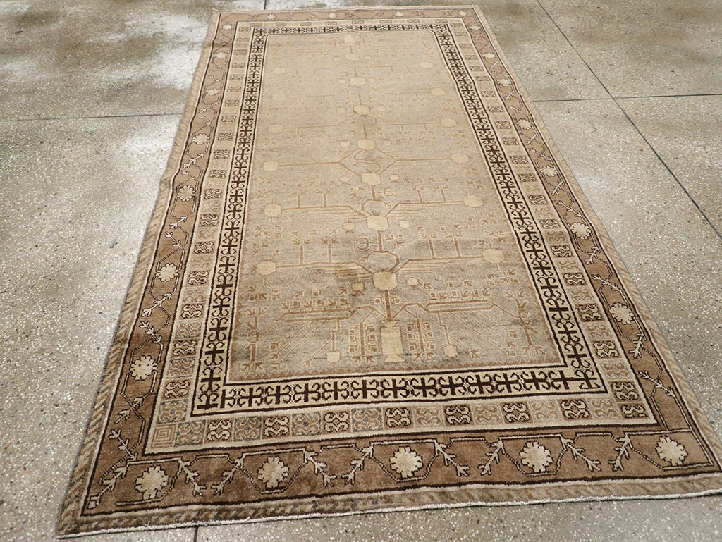 Vintage East Turkestan Khotan Carpet, No.16476 - Staging