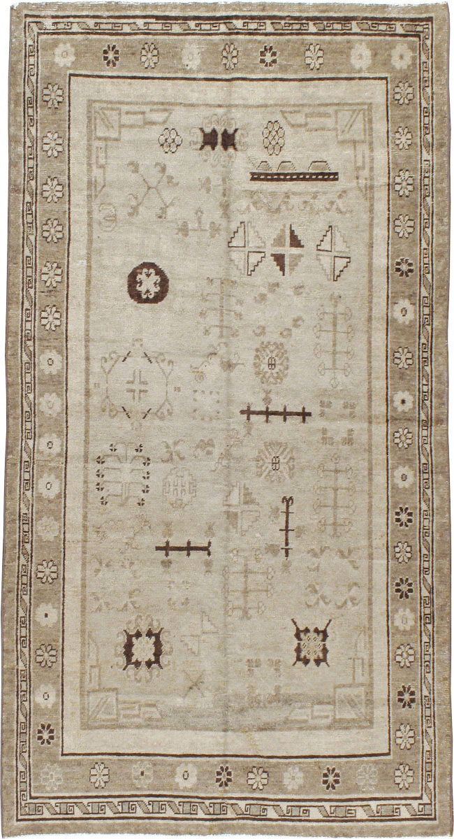 Vintage East Turkestan Khotan Rug, No.16482 - Staging