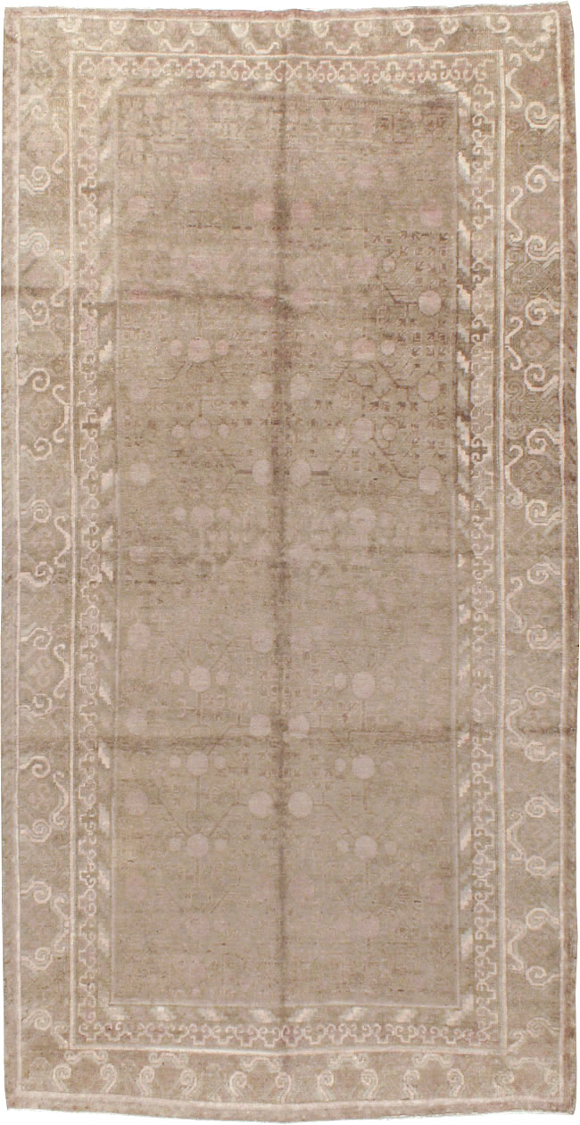 Vintage East Turkestan Khotan Carpet, No.16912 - Staging