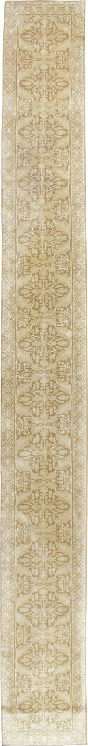 Vintage Indian Lahore Runner, No.17465 - Staging