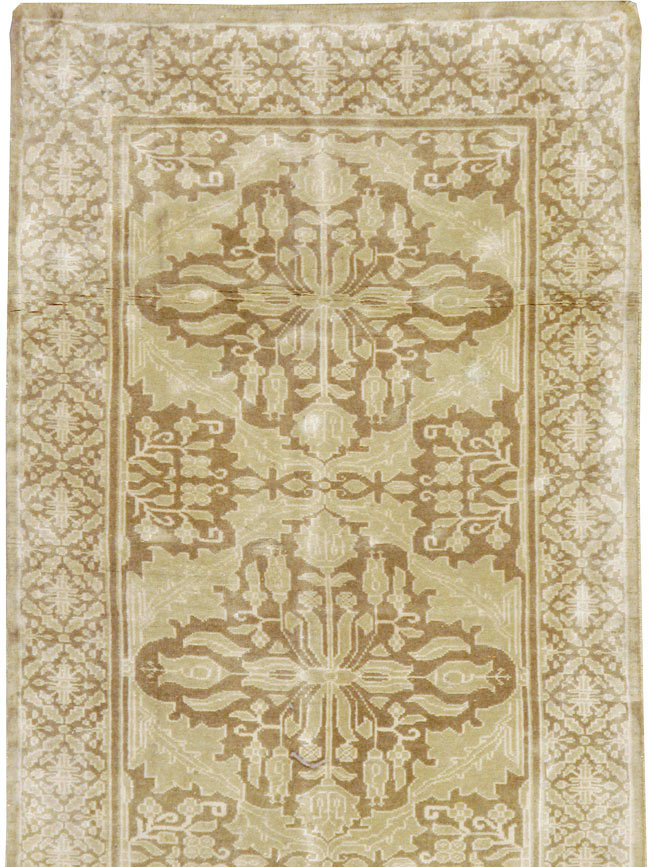 Vintage Indian Lahore Runner, No.17465 - Staging