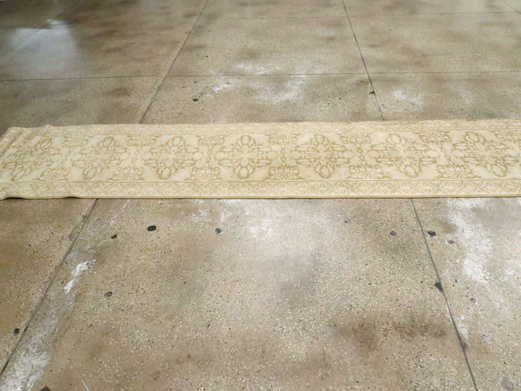 Vintage Indian Lahore Runner, No.17465 - Staging