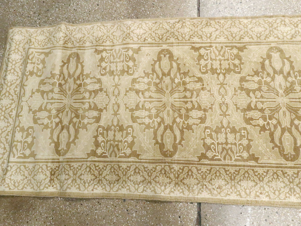 Vintage Indian Lahore Runner, No.17465 - Staging