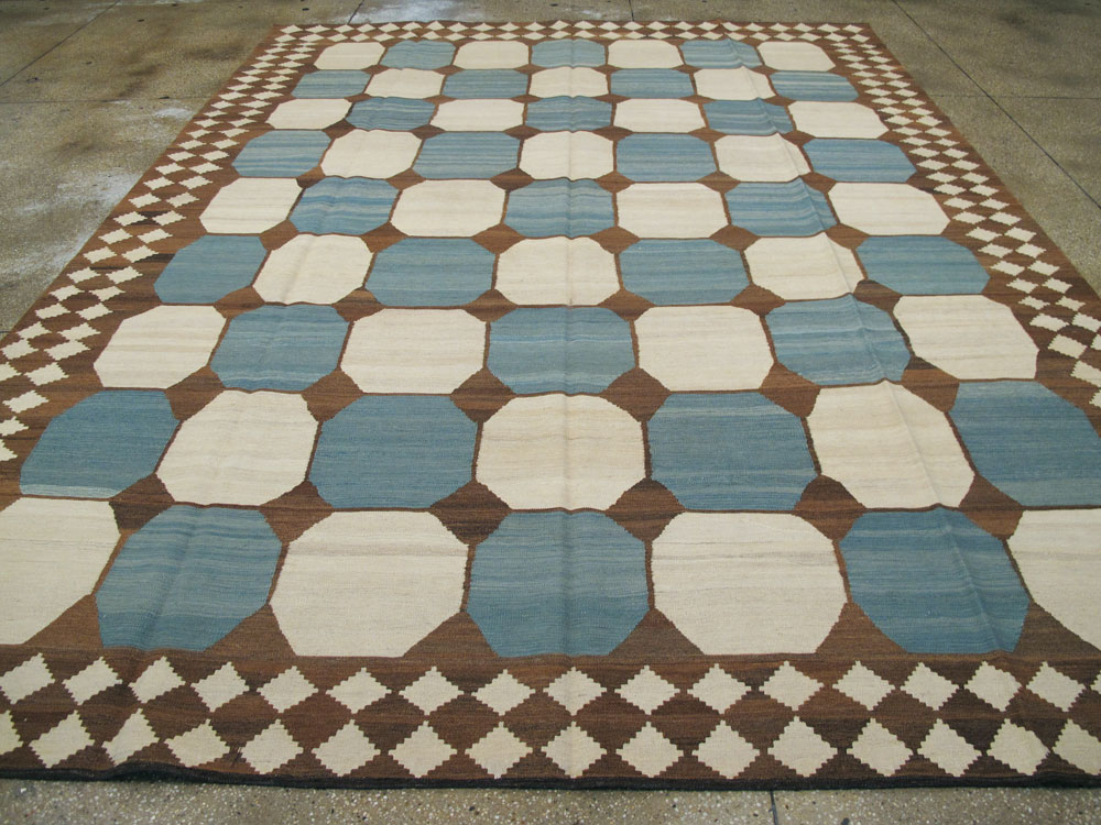 Modern Persian Kilim Room Size Rug, No.17825 - Staging