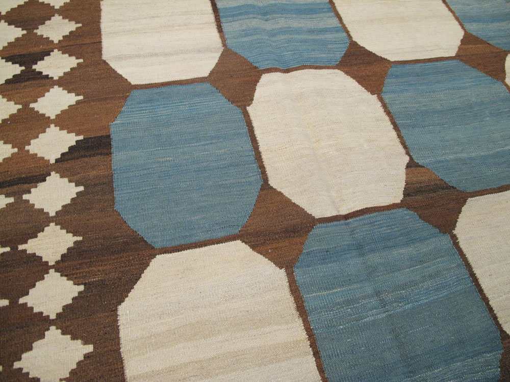 Modern Persian Kilim Room Size Rug, No.17825 - Staging