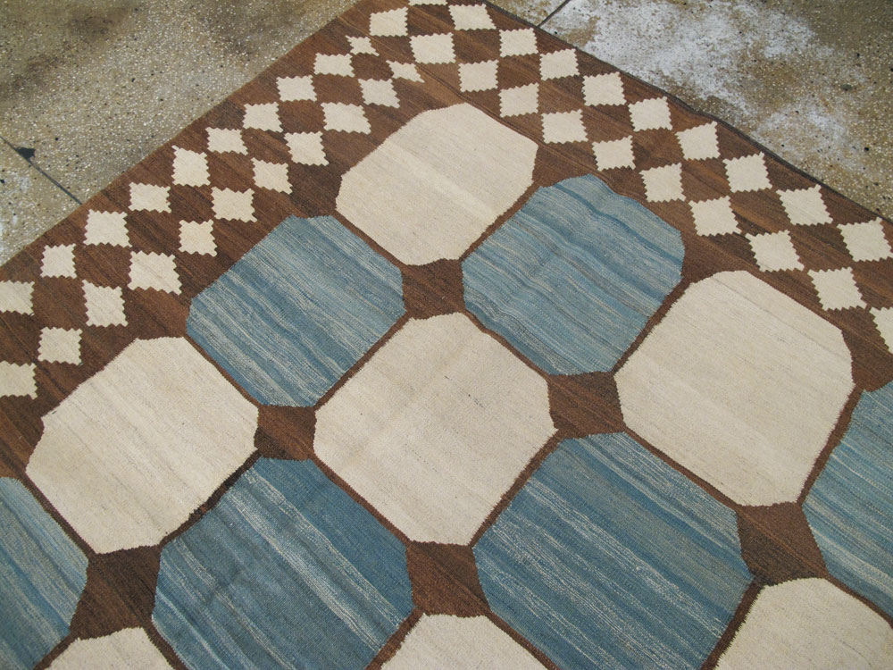 Modern Persian Kilim Room Size Rug, No.17825 - Staging