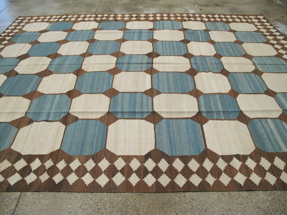 Modern Persian Kilim Room Size Rug, No.17825 - Staging