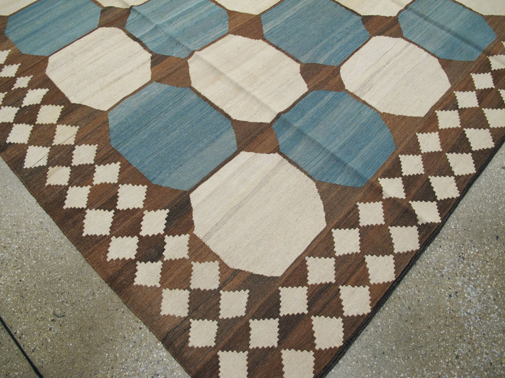 Modern Persian Kilim Room Size Rug, No.17825 - Staging