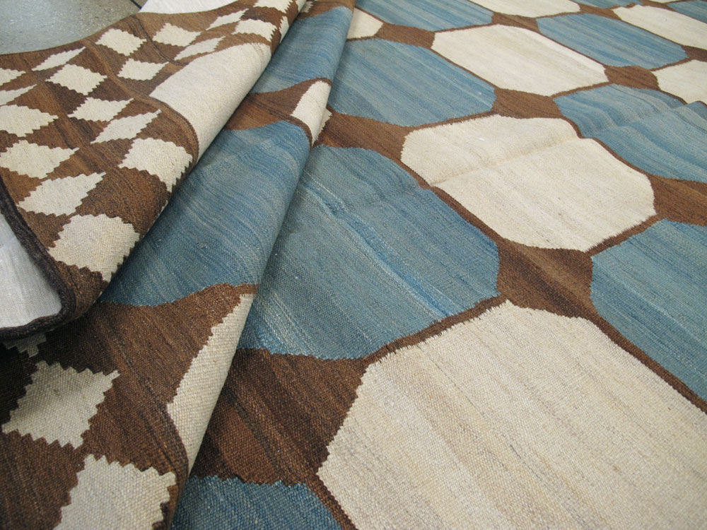 Modern Persian Kilim Room Size Rug, No.17825 - Staging