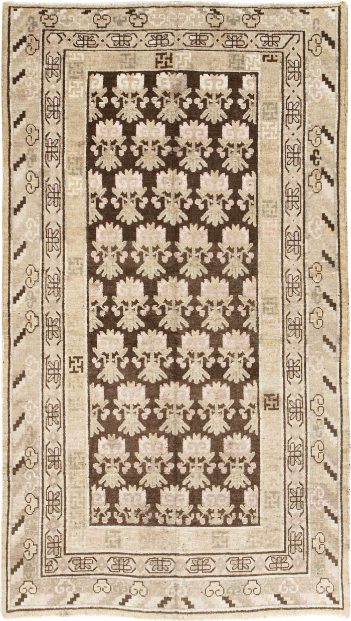 Vintage East Turkestan Khotan Carpet, No.17902 - Staging