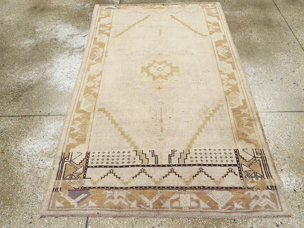 Vintage Turkish Oushak Rug, No.18314 - Staging