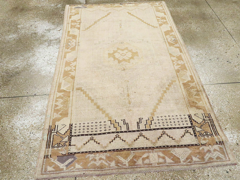 Vintage Turkish Oushak Rug, No.18314 - Staging