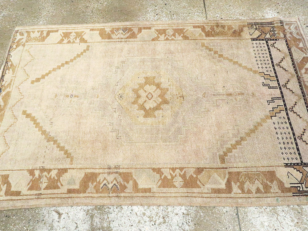 Vintage Turkish Oushak Rug, No.18314 - Staging