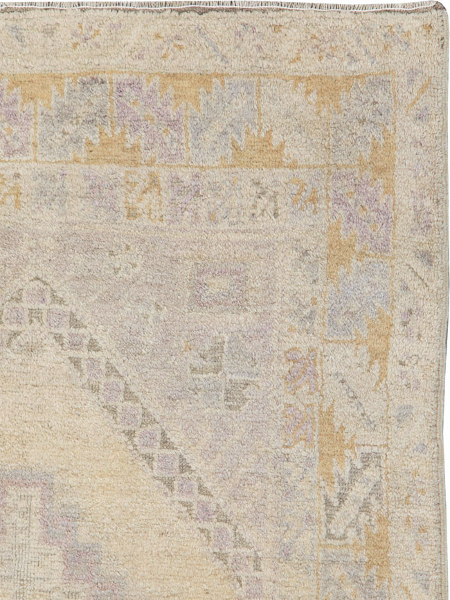 Vintage Turkish Oushak Rug, No.18319 - Staging