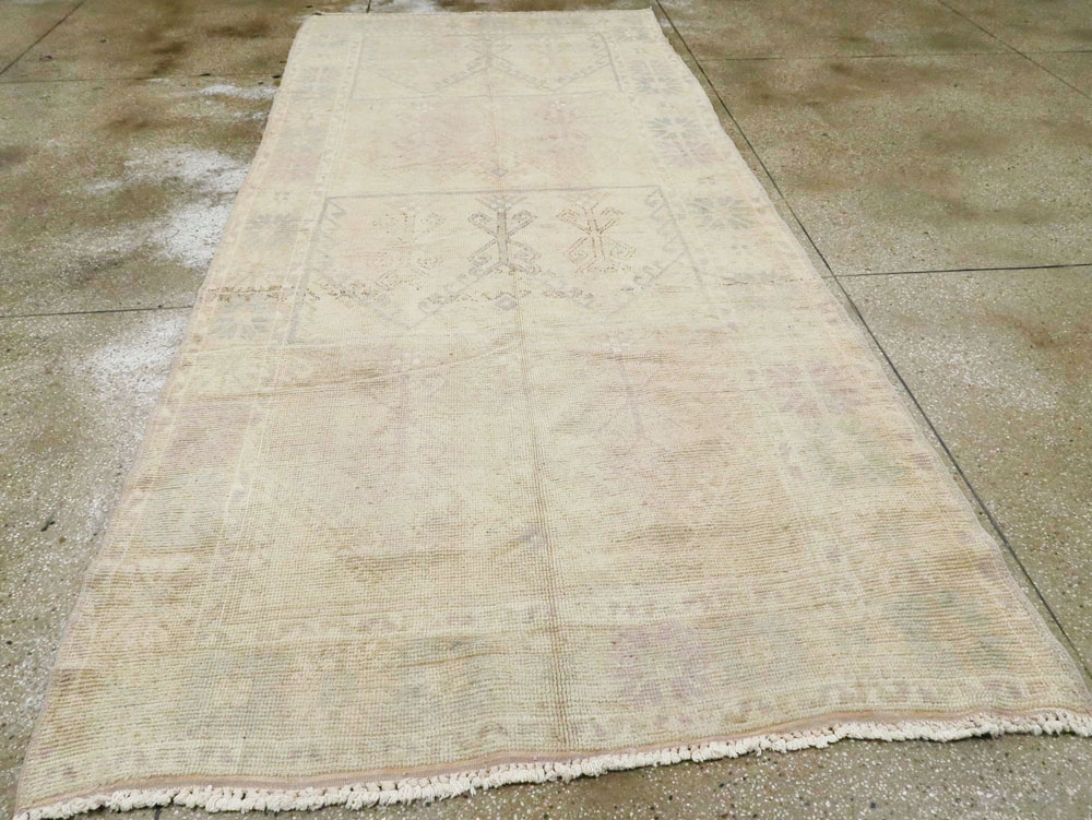 Vintage Turkish Oushak Rug, No.18326 - Staging