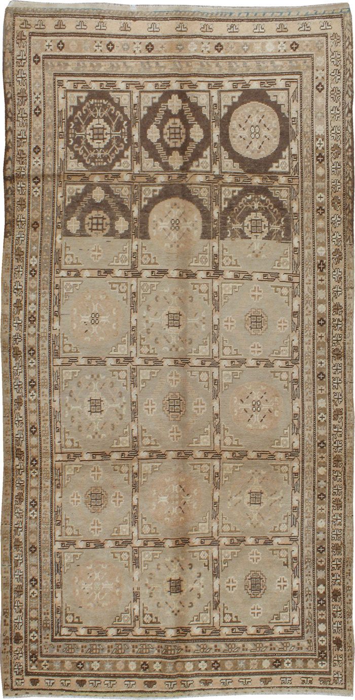 Vintage East Turkestan Khotan Carpet, No.18368 - Staging