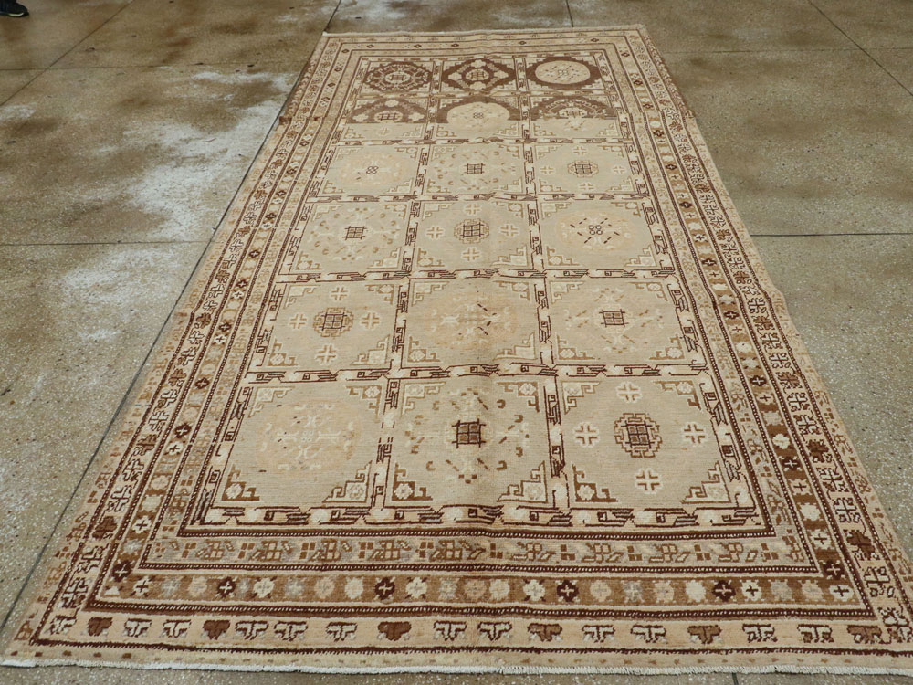 Vintage East Turkestan Khotan Carpet, No.18368 - Staging
