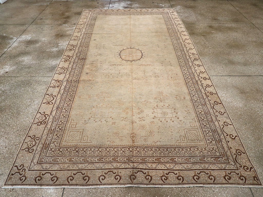 Vintage East Turkestan Khotan Carpet, No.18411 - Staging