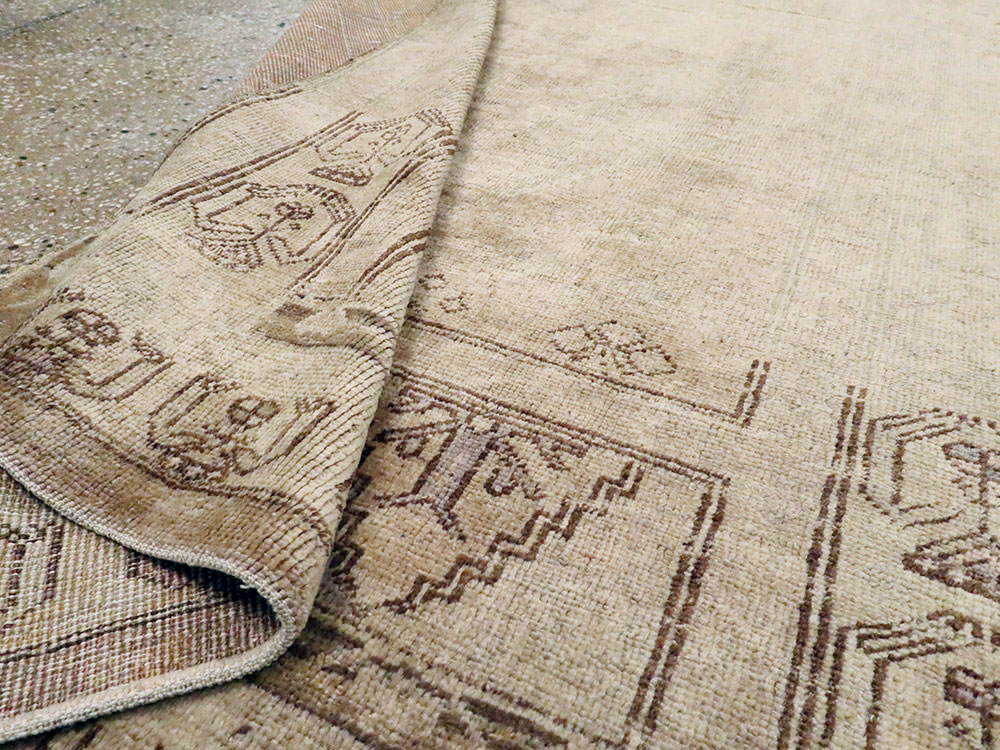 Vintage Turkish Oushak Rug, No.18602 - Staging