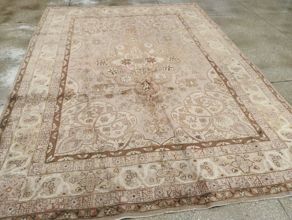 Vintage Indian Lahore Carpet, No.18861 - Staging