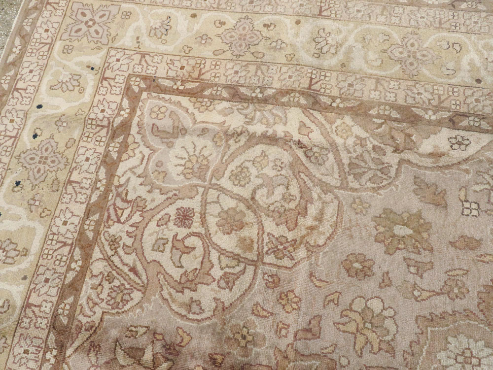 Vintage Indian Lahore Carpet, No.18861 - Staging