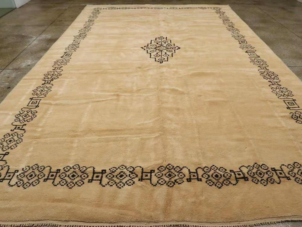 Vintage Moroccan Carpet, No.19044 - Staging