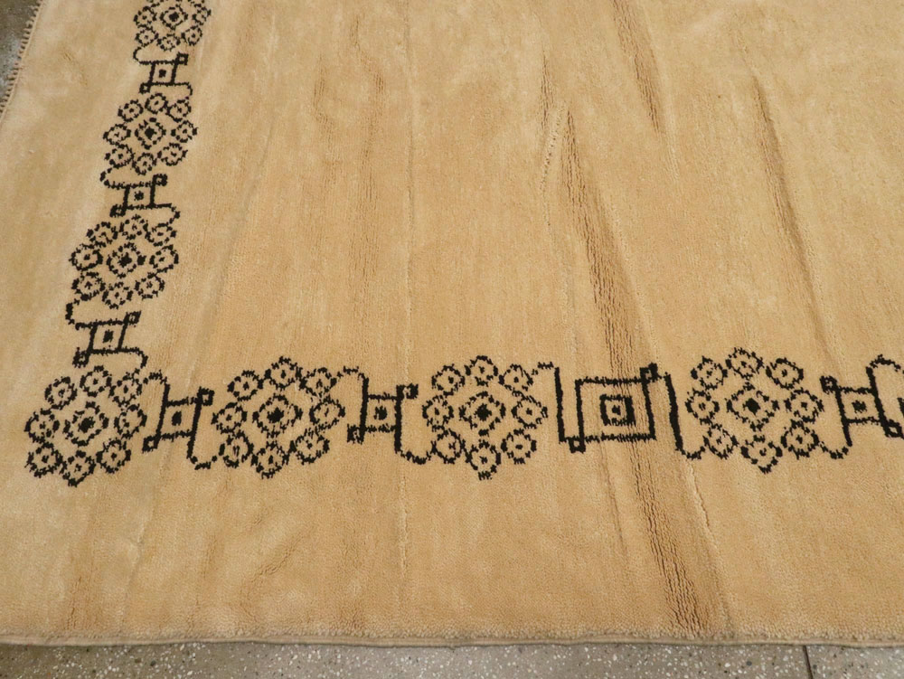 Vintage Moroccan Carpet, No.19044 - Staging