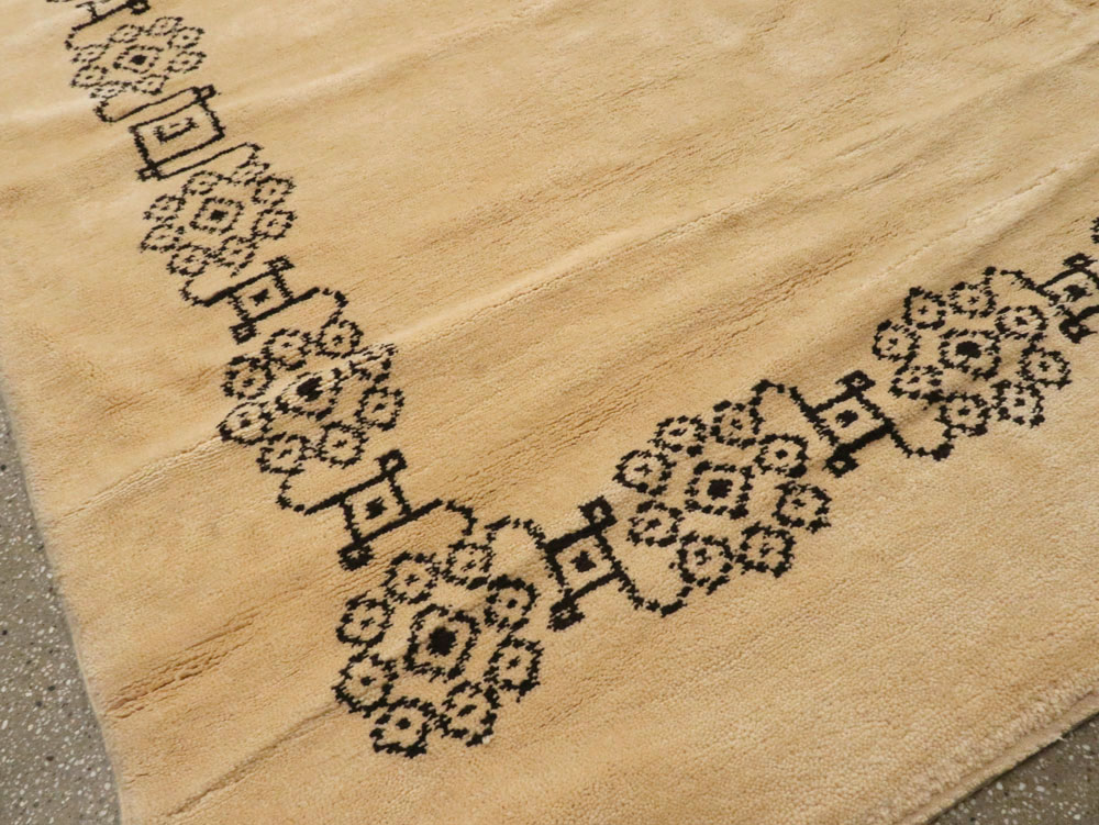 Vintage Moroccan Carpet, No.19044 - Staging