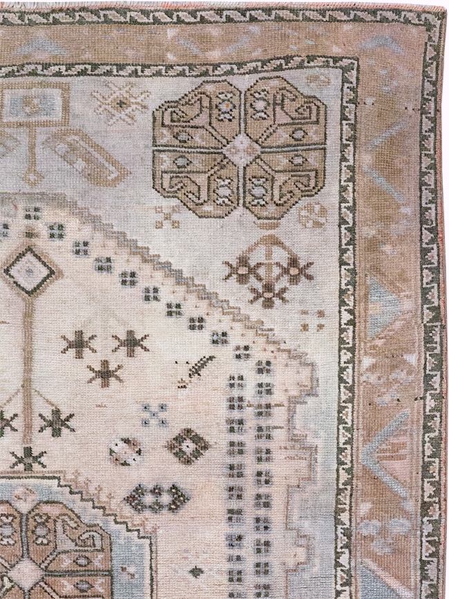 Vintage Persian Shiraz Throw Rug, No.21304 - Staging