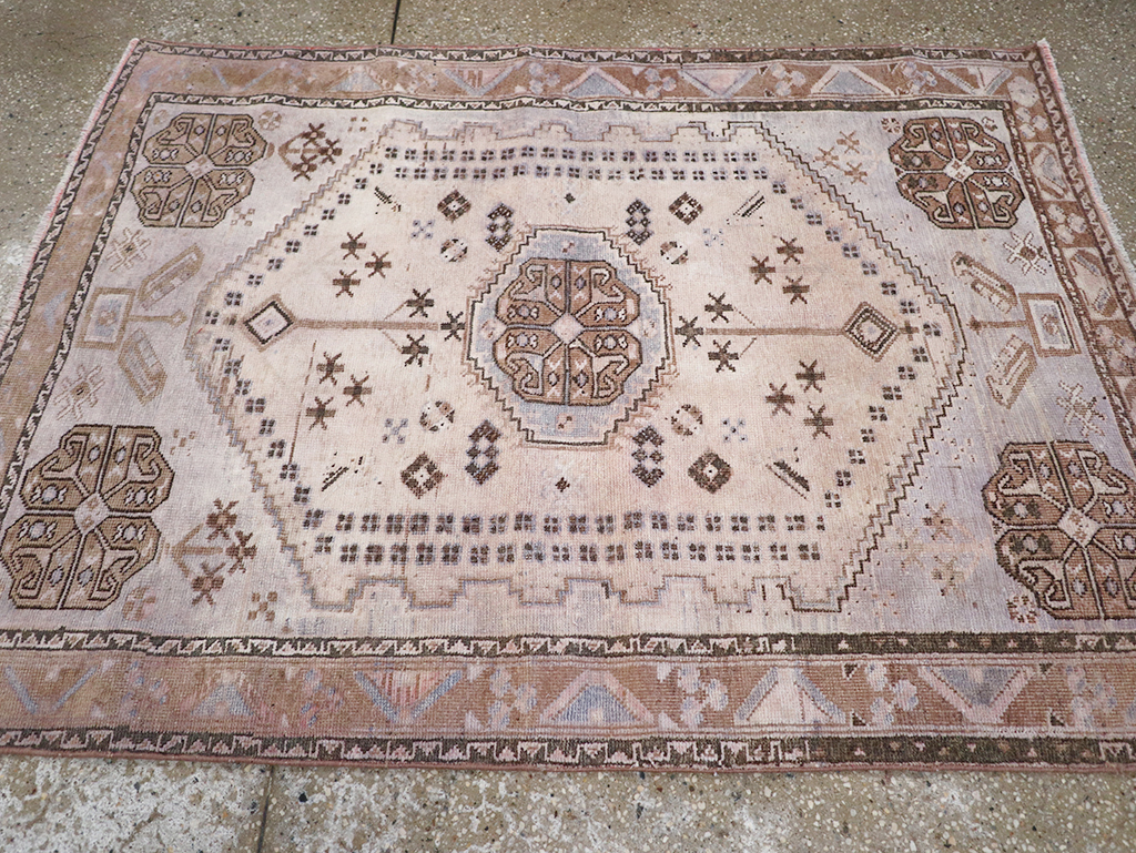 Vintage Persian Shiraz Throw Rug, No.21304 - Staging