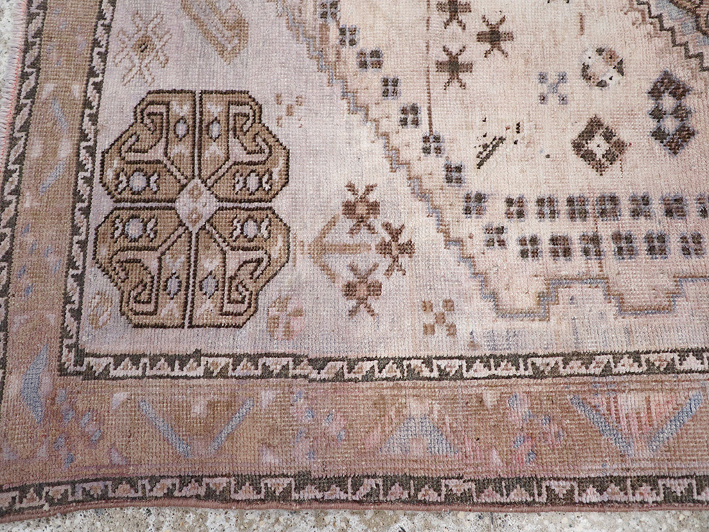 Vintage Persian Shiraz Throw Rug, No.21304 - Staging