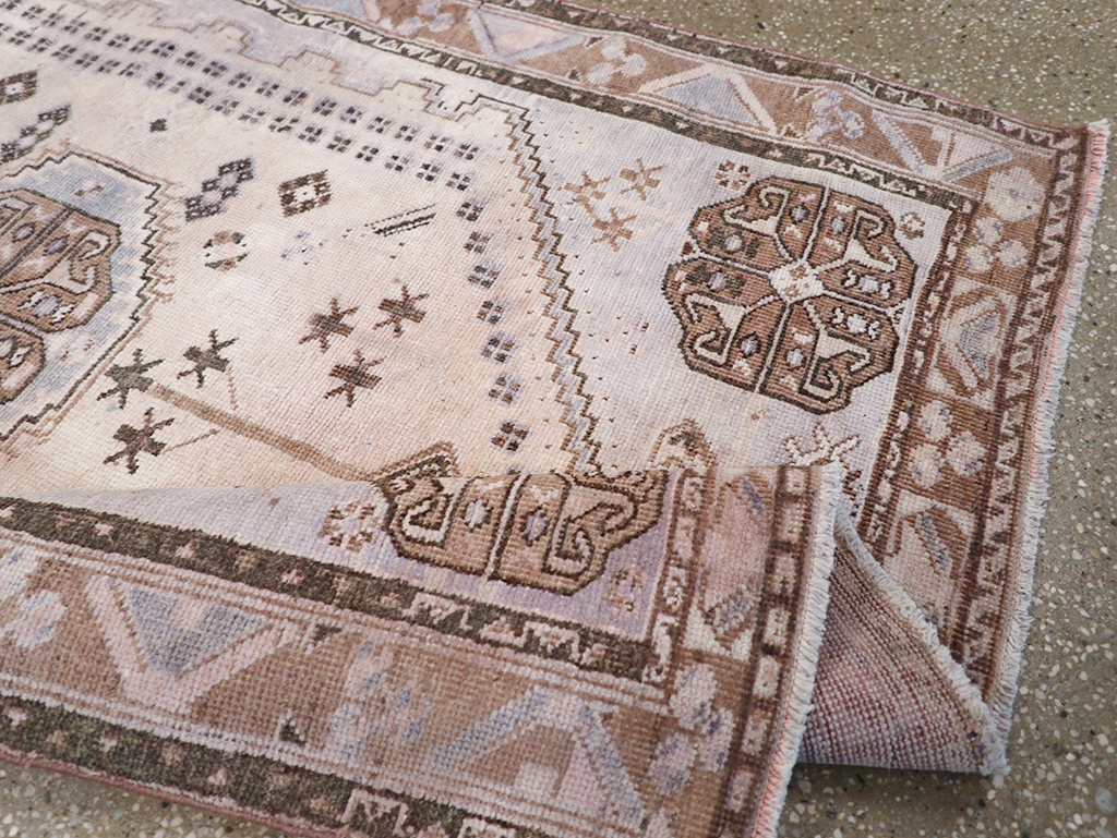 Vintage Persian Shiraz Throw Rug, No.21304 - Staging