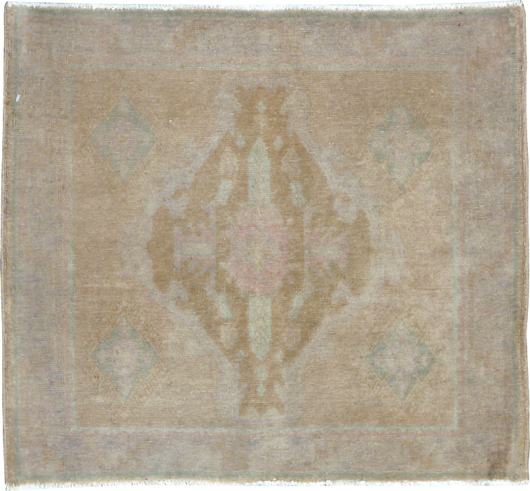Vintage Persian Shiraz Rug (Pair: 2 of 2), No.22706 - Staging