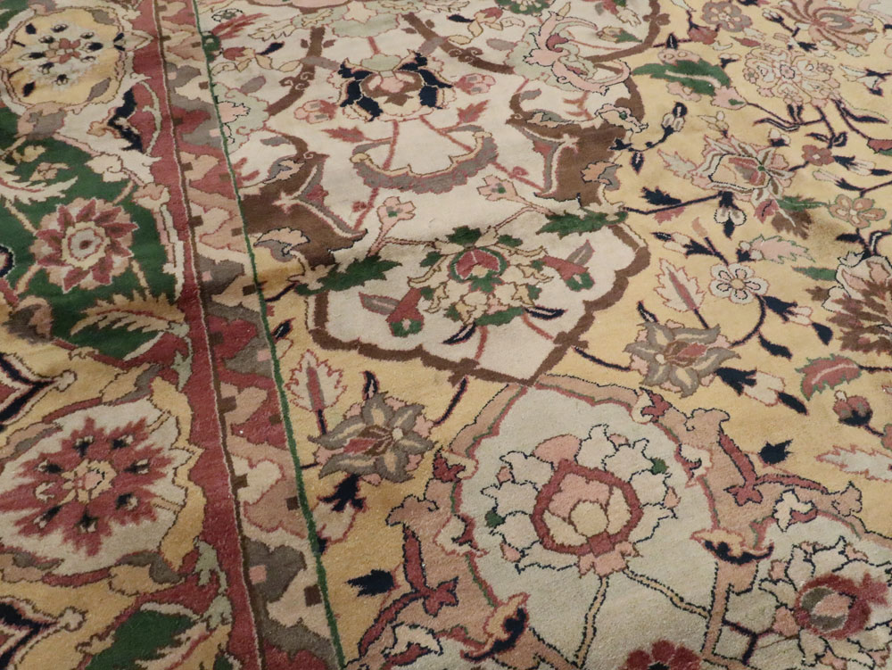 Vintage Indian Lahore Carpet, No.24126 - Staging