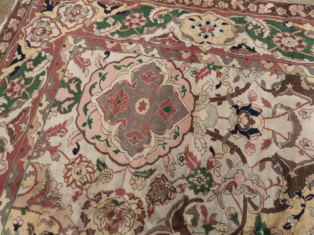 Vintage Indian Lahore Carpet, No.24126 - Staging