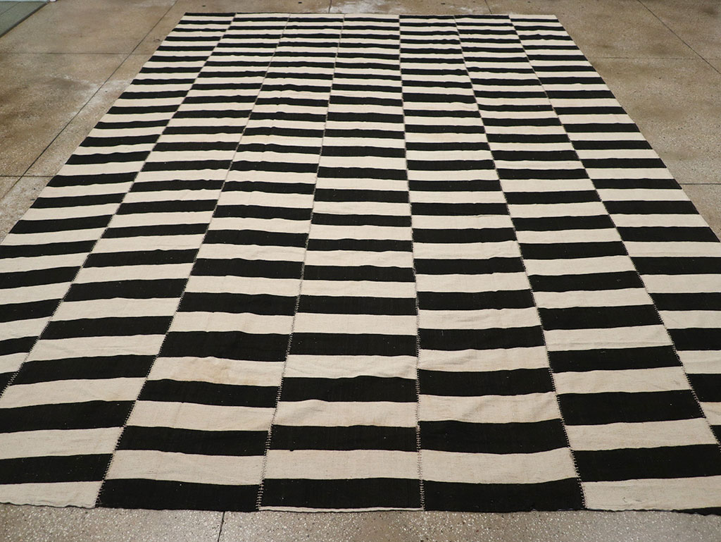 Modern Persian Flatweave Kilim Room Size Carpet, No.24628 - Staging