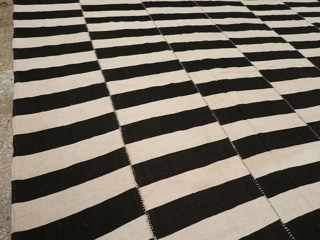 Modern Persian Flatweave Kilim Room Size Carpet, No.24628 - Staging