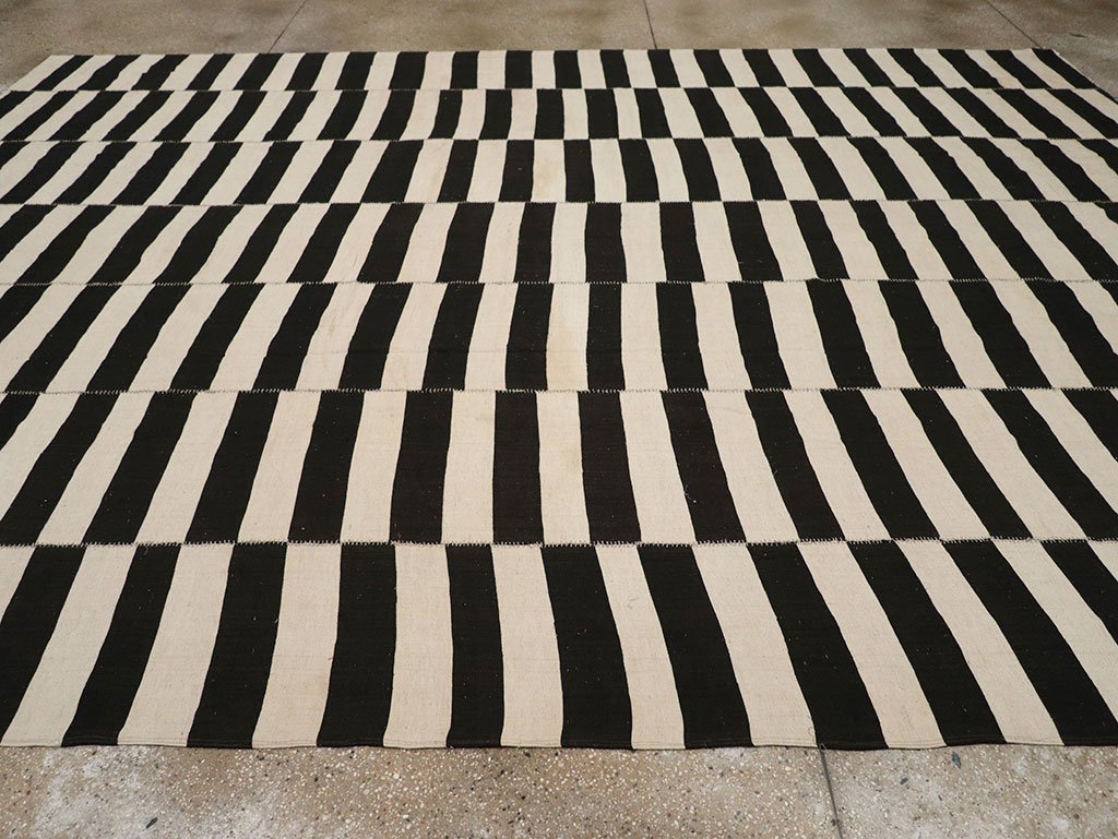 Modern Persian Flatweave Kilim Room Size Carpet, No.24628 - Staging