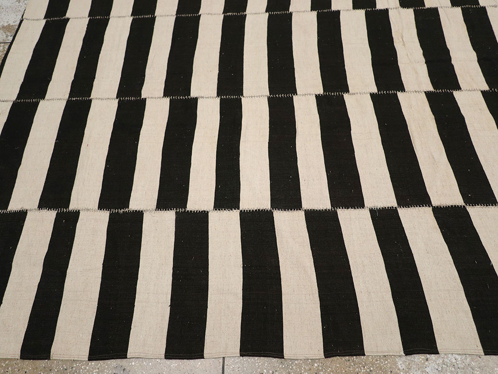 Modern Persian Flatweave Kilim Room Size Carpet, No.24628 - Staging